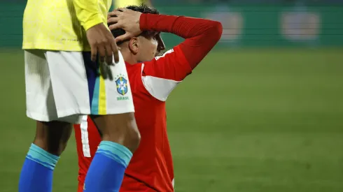 Diego Valdés se queja en el área.