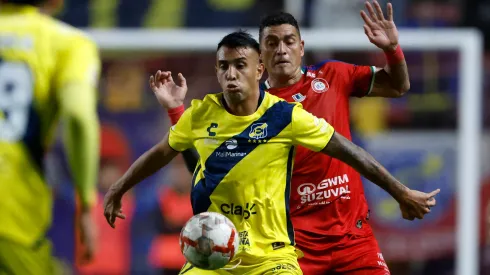 Rodrigo Contreras y Bruno Romo en el partido entre Unión La Calera y Everton, en la primera rueda del Campeonato Nacional 2024.