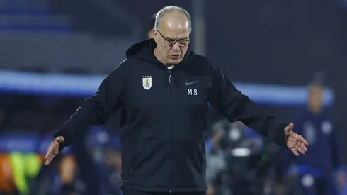 Marcelo Bielsa enfrenta su mayor polémica en Uruguay.