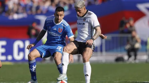 Carlos Palacios jugando por Colo Colo ante la U.