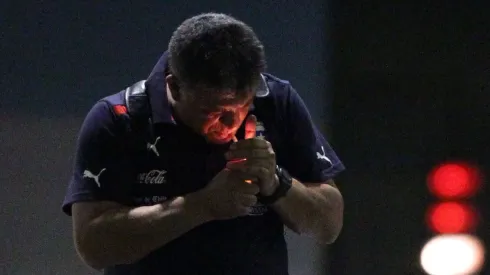 Claudio Borghi tiene una oferta en mano.