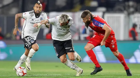 Carlos Palacios y Ezequiel Parnisari en el último Colo Colo vs Unión La Calera, en la primera rueda del Campeonato Nacional 2024.