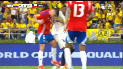 La polémica jugada del primer tiempo entre Chile y Colombia.