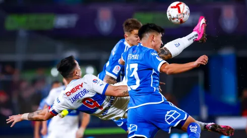 Fernando Zampedri ensaya una chilena en el último Clásico Universitario entre Universidad de Chile y Universidad Católica, en la fecha 13 del Campeonato Nacional 2024.