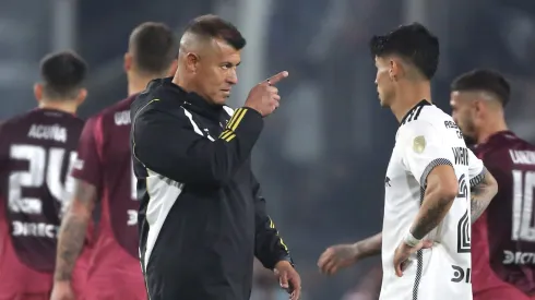 Jorge Almirón descarta a Pavez como titular ante Palestino