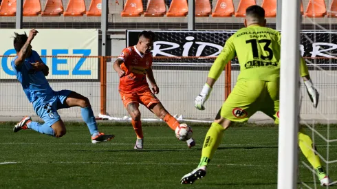 Cristian Insaurralde manda el centro en el enfrentamiento entre Cobreloa y Deportes Iquique en la primera ronda del Campeonato Nacional 2024.