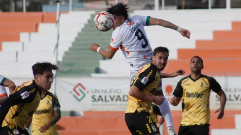 Diego Coelho cabecea en el partido entre Coquimbo Unido y Cobresal, en la semifinal de vuelta de la Zona Norte de la Copa Chile 2024.