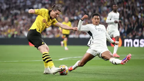 Marcel Sabitzer remata ante la barrida de Jude Bellingham en la final de la UEFA Champions League 2023/24.