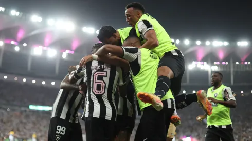 Los jugadores de Botafogo celebran el gol de Tiquinho Soares ante Cruciúma en el Brasileirão.