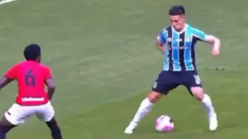 Alexander Aravena comienza a ser muy importante en el Gremio de Brasil.