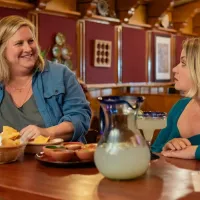 Protagonistas de Somebody Somewhere: "Puedes encontrar todo lo que necesitas en la gente que tú escoges"