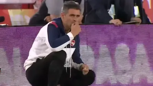 Julio Vaccari no hallaba cómo calmar los nervios en el partido del Rojo.