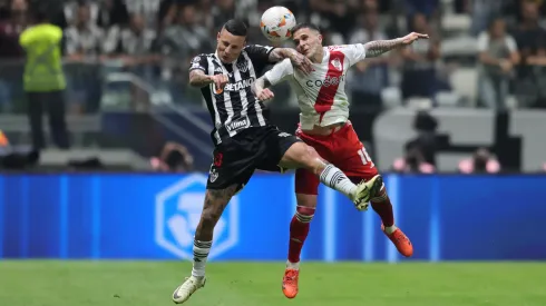Guilherme Arana y Fabricio Bustos en la semifinal de ida de la Copa CONMEBOL Libertadores entre Atlético Mineiro y River Plate.