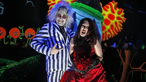 Disfraz en pareja: Beetlejuice y una vampiro.