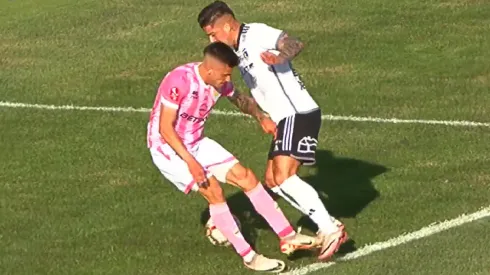 Guillermo Paiva recibió una falta en el área, pero el árbitro sólo dio tiro libre. Jorge Almirón le dio con todo.