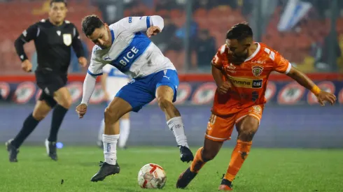 Joaquín Torres y Mario Sandoval disputan el balón en el último enfrentamiento entre Cobreloa y Universidad Católica, en la fecha 14 del Campeonato Nacional 2024.