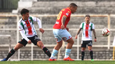 Emiliano Vecchio y Gonzalo Sosa en el último partido entre Palestino y Unión Española, en la fecha 14 del Campeonato Nacional 2024.