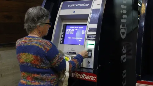 Adulta mayor utiliza un cajero automático