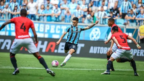 Aravena fue protagonista en empate de Gremio ante Flu