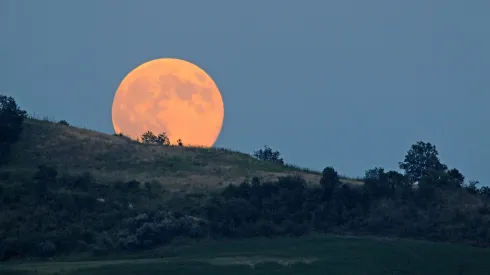 Luna llena en Cusercoli, Italia.