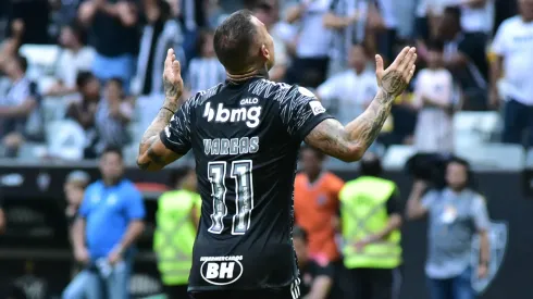 Edu Vargas festeja su gol contra Vitória en el Brasileirão 2024.