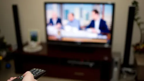 Una persona mirando TV