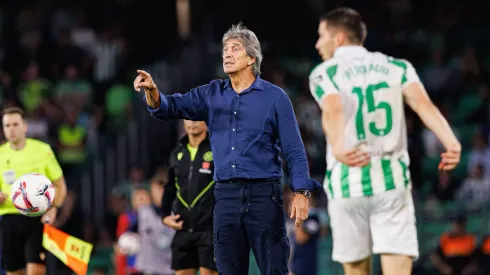 Manuel Pellegrini intenta recuperar a su goleador en el Betis con particulares consejos.