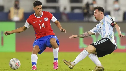 Pablo Galdames ante Lionel Messi en la Copa América 2021.