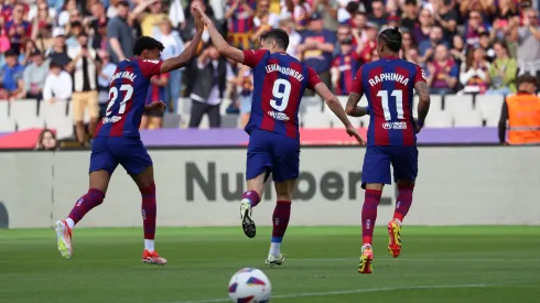 Lamine Yamal, Robert Lewandowski y Raphinha festejan un gol de Barcelona ante Rayo Vallecano.