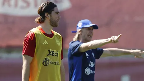 Francisco Sierralta ya entrena bajo las órdenes de Ricardo Gareca en Chile.