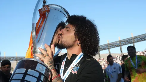 Maxi Falcón festeja el título de Colo Colo en Copiapó. No pudo jugar el último partido por suspensión.