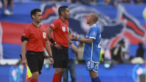 Marcelo Díaz le reclama al árbitro Gilabert por el gol anulado a Lea Fernández