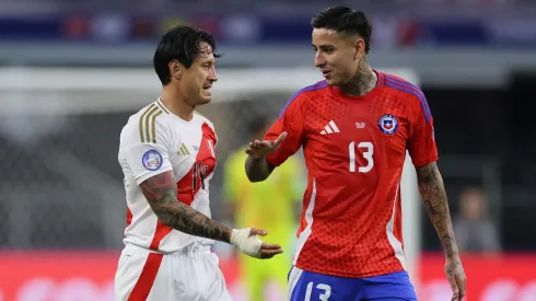 Gianluca Lapadula y Erick Pulgar en el duelo entre Perú y Chile en la Copa América 2024.
