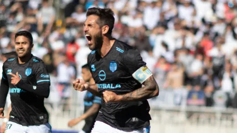 Joaquín Larrivey festeja uno de sus goles contra Colo Colo en la Copa Chile 2024.