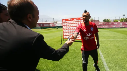 El periodista Marcelo Díaz sorprendió a todos al entregarle las llaves del auto a Arturo Vidal.
