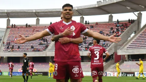 Futbol, Deportes La Serena vs San Luis.<br />
Fecha 23, campeonato Ascenso 2024.<br />
El jugador de Deportes La Serena Lionel Altamirano, centro, celebra con sus companeros su gol contra San Luis durante el partido de primera division B disputado en el estadio La Portada en La Serena, Chile.<br />
25/08/2024<br />
Alejandro Pizarro Ubilla/Photosport
Football, Deportes La Serena vs San Luis.<br />
Date 23, Ascenso 2024 championship.<br />
Deportes La Serena's player Lionel Altamirano, center, celebrates with teammates after scoring against San Luis during the first division B match at the La Portada in La Serena, Chile.<br />
25/08/2024<br />
Alejandro Pizarro Ubilla/Photosport
