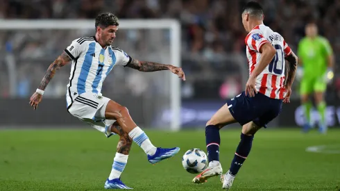 Rodrigo De Paul y Miguel Almirón en el juego entre Argentina y Paraguay en las Eliminatorias Sudamericanas 2026.