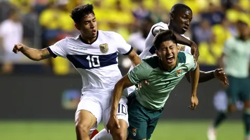 Kendry Páez, Moisés Caicedo y Miguel Terceros en el amistoso internacional entre Ecuador y Bolivia, en la previa de la Copa América 2024.