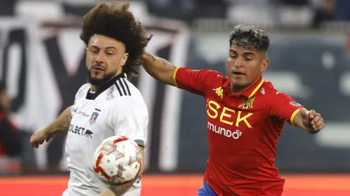 Ariel Uribe lucha un balón con el Peluca Falcón.