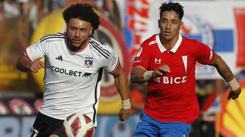 Maxi Falcón lucha una pelota con Fernando Zampedri.