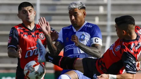 Salvador Cordero en acción ante Deportes Limache.