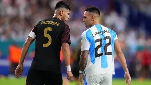 Carlos Zambrano y Lautaro Martínez en el último enfrentamiento entre Argentina y Perú en la Copa América 2024.
