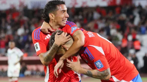 Luciano Cabral junto a Felipe Mora en el gol anulado al enganche del León de México.