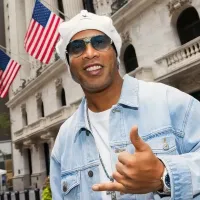 No le perdonan una: polémica en Brasil porque Ronaldinho fue a un partido de la NBA