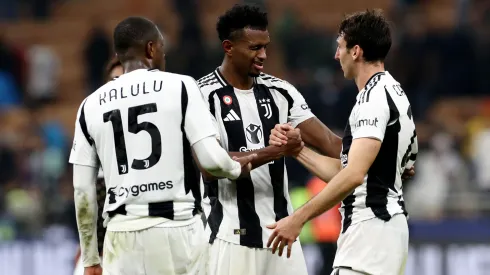 Juan Cabal, Pierre Kalulu y Andrea Cambiaso en el empate 4-4 entre Inter de Milan y Juventus, en la Serie A 2024/25.