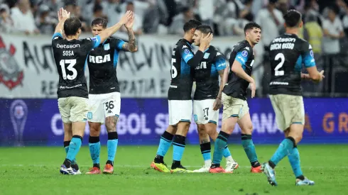 Los jugadores de Racing Club celebran tras el empate frente a Corinthians, en la semifinal de ida de la Copa CONMEBOL Sudamericana 2024.
