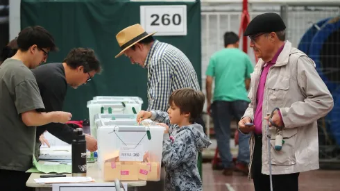Adultos mayores votando