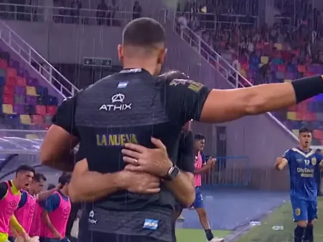 DT campeón en Chile se viraliza por... ¡abrazar al árbitro en el festejo!