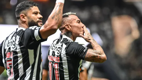 Eduardo Vargas celebra su gol para Atlético Mineiro ante São Paulo.