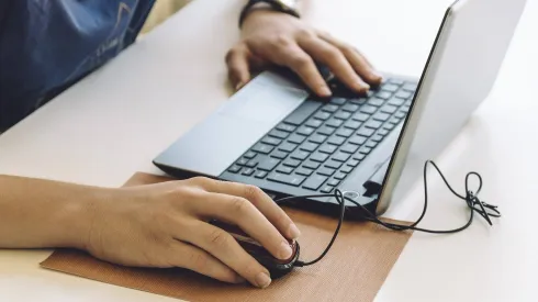 Una persona usando un notebook.